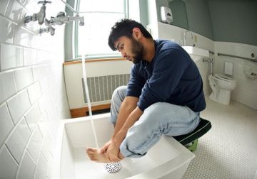 ما حكم مسح القدمين في الوضوء؟.. أمين الفتوى يجيب ما حكم مسح القدمين في الوضوء؟.. أمين الفتوى يجيب