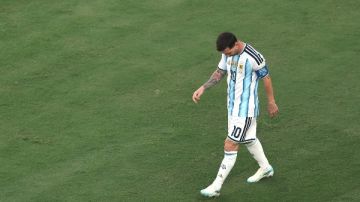 شهر الانكسار الأخير لـ ميسي.. من صدمة المونديال إلى رحيل الأب وشبح الاعتزال شهر الانكسار الأخير لـ ميسي.. من صدمة المونديال إلى رحيل الأب وشبح الاعتزال