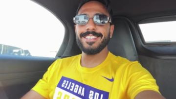 محمود كهربا يخطف الأنظار بإطلالة صيفية من داخل سيارته محمود كهربا يخطف الأنظار بإطلالة صيفية من داخل سيارته
