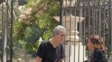 أحدث ظهور للفنان سيف أبو النجا بجنازة ابنته متكئا على عكاز