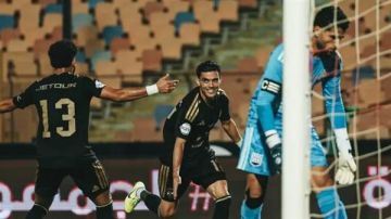 الأهلي يتقدم على زد بهدف بن شرقي في الشوط الأول.. والعارضة تحرم زد من التعادل الأهلي يتقدم على زد بهدف بن شرقي في الشوط الأول.. والعارضة تحرم زد من التعادل