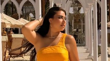 بوسي تتألق على البحر بفستان ساحر .. شاهد بوسي تتألق على البحر بفستان ساحر .. شاهد