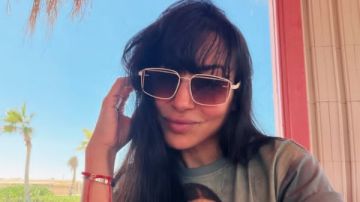 ساندي تتألق بإطلالة صيفية لافتة .. نظارة شمسية وتيشيرت بطابع فني شاهد