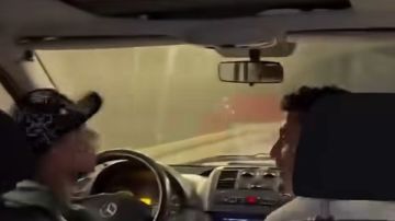 مشهد صادم أثار الجدل.. شباب يتجولون بسيارة إسعاف بطريقة متهورة مشهد صادم أثار الجدل.. شباب يتجولون بسيارة إسعاف بطريقة متهورة