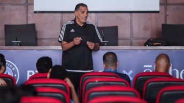 جمال الغندور يحاضر لاعبي بيراميدز لشرح تعديلات قانون التحكيم قبل انطلاق الدوري جمال الغندور يحاضر لاعبي بيراميدز لشرح تعديلات قانون التحكيم قبل انطلاق الدوري