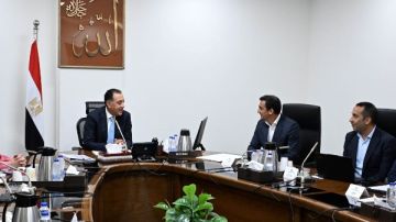 رئيس الوزراء يتابع مستجدات تطوير منطقة علم الروم بالساحل الشمالي رئيس الوزراء يتابع مستجدات تطوير منطقة علم الروم بالساحل الشمالي