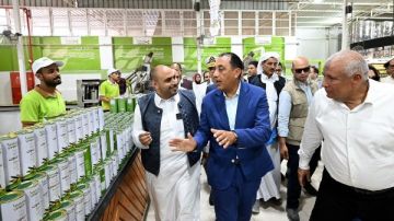 رئيس الوزراء يتفقد احدى معاصر الزيتون في مطروح رئيس الوزراء يتفقد احدى معاصر الزيتون في مطروح