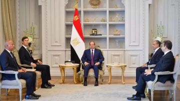 الرئيس السيسي يستقبل صهر الرئيس الأمريكي بمدينة العلمين الرئيس السيسي يستقبل صهر الرئيس الأمريكي بمدينة العلمين