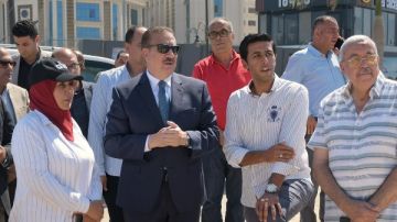 محافظ بورسعيد يتفقد أعمال رفع كفاءة شارع أرض النجيلة بحي الشرق