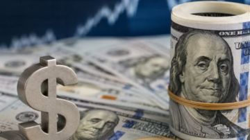 سعر الدولار الآن.. الأخضر يسجل 50.50 جنيه للبيع في بعض البنوك