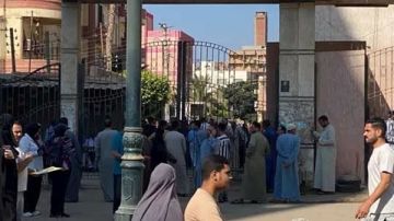 أهالي ضحايا حادث ميكروباص المنوفية يتوافدون على مستشفى منوف العام أهالي ضحايا حادث ميكروباص المنوفية يتوافدون على مستشفى منوف العام