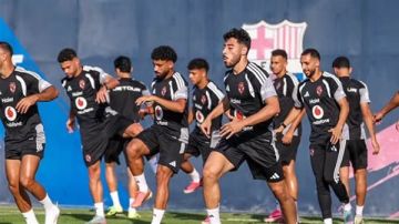 الأهلي ينهي مرانه الرئيسي استعدادا لمباراة برشلونة