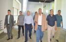 استعدادا لافتتاحه.. رئيس غرفة القاهرة يتفقد تجهيزات معرض أهلا مدارس بمدينة نصر