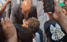 احلق شعرك.. وزير التعليم يداعب طالبا خلال افتتاح مدرسة بالقليوبية