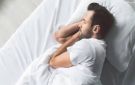 الشاشات تعطل هرمون الميلاتونين.. نصائح طبية للحصول على نوم صحي