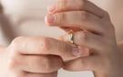 بعد 12 سنة زواج.. زوجة أمام محكمة الأسرة بسوهاج: باع دهبي وسابني أنا وولادي عشان يتجوز عليا 
