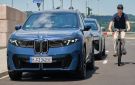 سيارة BMW الجديدة تفرض سيطرتها على السائق وتمنعه من فتح الباب