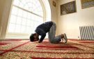 ما حكم صلاة الصبح في جماعة بعد طلوع الشمس؟.. دار الإفتاء تجيب