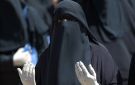 امرأة لبست النقاب ثم تراجعت بسبب العائلة.. ما الحكم؟ أمين الفتوى يجيب
