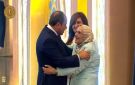 لفتة إنسانية.. الرئيس السيسي يقبل رأس آمال إسماعيل صاحبة الـ83 عاما عقب تكريمها