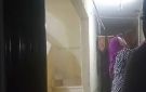 سيدة تثير شكاوى جيرانها في حدائق الأهرام.. فيديو يوثق إتلاف أسلاك ومواسير