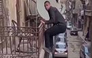 حضرتك حرامي.. فيديو لص يحاول دخول شقة من الشرفة يثير الجدل.. هل الواقعة حقيقية أم مفبركة؟