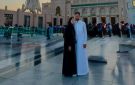 مصطفى زيكو برفقة زوجته أمام المسجد النبوي.. صور