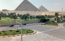 استمرار أعمال النظافة والتجميل بمحيط المتحف المصري الكبير ومدخل الأهرامات بالجيزة