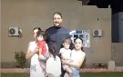المؤنسات الغاليات.. أب عراقي يخطف القلوب باحتضان بناته التسع - eg