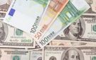الدولار قرب أدنى مستوياته في عدة أشهر وسط مخاوف بشأن الديون الأمريكية