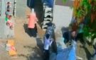 فيديو يوثق اعتداء مجموعة شباب على سيدة وابنتها في الدقهلية.. وتحرك أمني لكشف ملابسات الواقعة