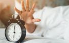 تأثير رنة المنبه المزعجة على صحة القلب.. طبيب يكشف المخاطر