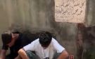 مشهد مؤثر.. شباب يجتمعون حول قبر صديقهم لختم القرآن والدعاء له