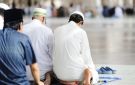 هل تصح صلاة الشاب بتيشيرت حمالات وبرمودا؟.. أمين الإفتاء يجيب