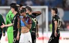 حزن وحسرة على وجه محمد صلاح بعد خسارة طرابزون سبور في الدوري الأوروبي