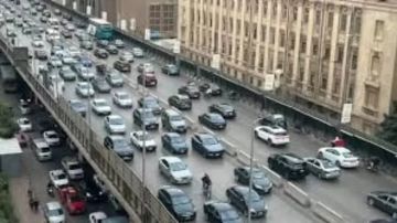 تباطؤ مروري بشوارع القاهرة والجيزة مع تواجد أمني لتسيير الحركة.. صباح الأحد تباطؤ مروري بشوارع القاهرة والجيزة مع تواجد أمني لتسيير الحركة.. صباح الأحد