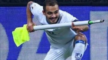 طرد لاعب إسرائيلي بعد الاحتفال بهدفه بحركة تحاكي إطلاق النار خلال مباراة النمسا طرد لاعب إسرائيلي بعد الاحتفال بهدفه بحركة تحاكي إطلاق النار خلال مباراة النمسا