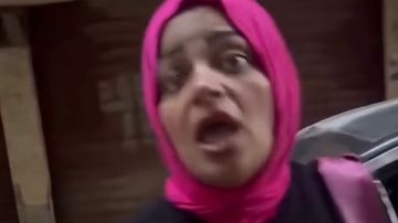 رفضت دفع الأجرة .. سيدة تهين سائقا بألفاظ خادشة بعد مطالبتها بحقه رفضت دفع الأجرة .. سيدة تهين سائقا بألفاظ خادشة بعد مطالبتها بحقه
