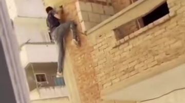 شخص يتسلق حائط منزل في الإسكندرية وصاحب شقة يتهمه بسرقة الشبكة شاهد شخص يتسلق حائط منزل في الإسكندرية وصاحب شقة يتهمه بسرقة الشبكة شاهد