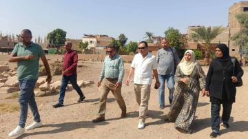 مدير آثار الأقصر يتفقد معبد أرمنت ويتابع أعمال البعثة الفرنسية بالموقع الأثري مدير آثار الأقصر يتفقد معبد أرمنت ويتابع أعمال البعثة الفرنسية بالموقع الأثري