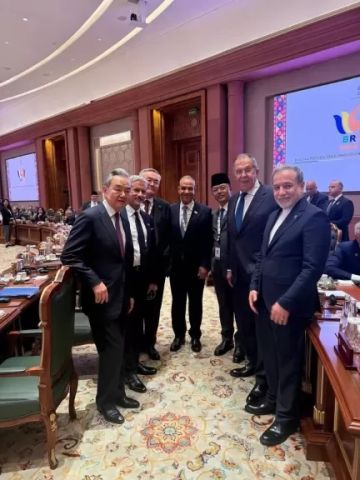 وزير الخارجية يلتقي وزراء خارجية الصين وروسيا وإيران وإندونيسيا وكازاخستان والهند على هامش قمة البريكس