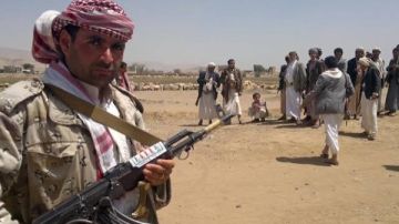 احتجاجا على مقتل أحد عناصرهم.. مسلحون حوثيون يقطعون الطريق الساحلي المؤدي إلى الخوخة احتجاجا على مقتل أحد عناصرهم.. مسلحون حوثيون يقطعون الطريق الساحلي المؤدي إلى الخوخة