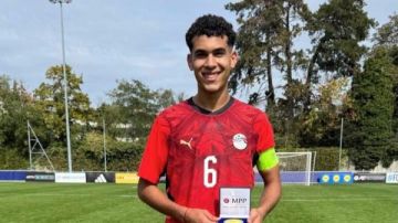 عادل علاء يتوج بجائزة الروح الرياضية بمباراة منتخب الناشئين وكوريا عادل علاء يتوج بجائزة الروح الرياضية بمباراة منتخب الناشئين وكوريا
