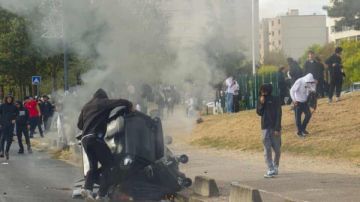 أزمة المدارس احتجاجات طلابية عنيفة تهز فرنسا .. 440 موقوفا وإصابة 48 شرطيا أزمة المدارس احتجاجات طلابية عنيفة تهز فرنسا .. 440 موقوفا وإصابة 48 شرطيا