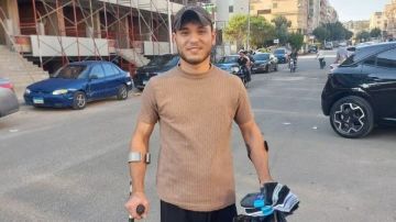 فقد ساقه ولم يفقد الأمل.. شاب من غزة يكافح من أجل لقمة العيش بشوارع القاهرة فقد ساقه ولم يفقد الأمل.. شاب من غزة يكافح من أجل لقمة العيش بشوارع القاهرة