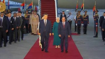 السيسي يستقبل الرئيس الصيني في مطار القاهرة السيسي يستقبل الرئيس الصيني في مطار القاهرة