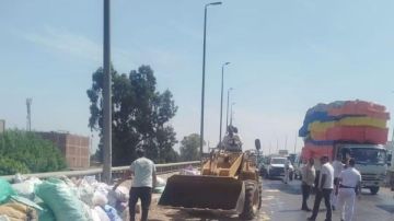 انقلاب حمولة سيارة جامبو على كوبري قها دون إصابات انقلاب حمولة سيارة جامبو على كوبري قها دون إصابات