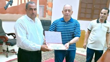 رئيس مركز الداخلة بالوادي الجديد يكرم عمال الوحدة المحلية رئيس مركز الداخلة بالوادي الجديد يكرم عمال الوحدة المحلية