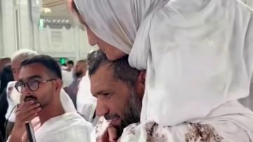 مشهد يخطف القلوب.. رجل يحمل والدته على كتفيه أثناء أداء العمرة مشهد يخطف القلوب.. رجل يحمل والدته على كتفيه أثناء أداء العمرة