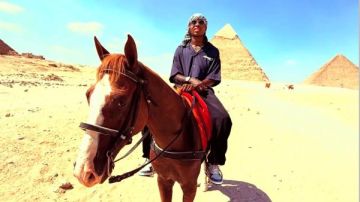 حضارة مصر.. شيكو بانزا من أمام الأهرامات حضارة مصر.. شيكو بانزا من أمام الأهرامات